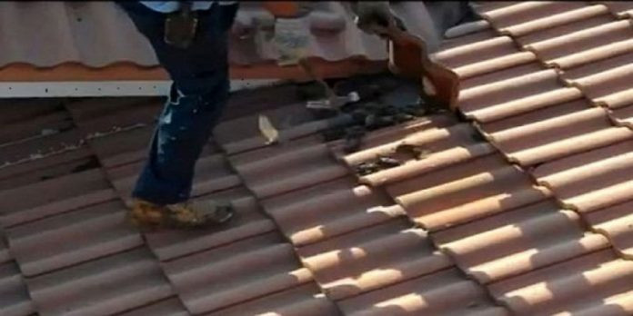 Έπαθαν σοκ! Δείτε τι βρήκαν κάτω από την στέγη αυτού του σπιτιού (βίντεο)